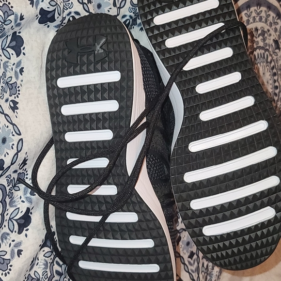 Sz 10 black under armour Sola sneaker - Picture 4 of 6